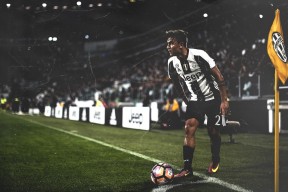 kaiyun中国官方网站-“尼克斯球迷狂欢，主场迎来关键胜利”，尼克斯大牌球迷