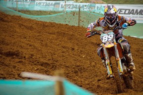 塞内加尔骑手阿卜杜·巴在非洲马术锦标赛上与“Dakar Star”马匹共同夺得障碍赛铜牌，展现默契配合。