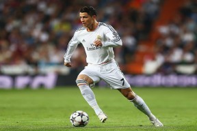 曼城头号射手阿圭罗蝉联英超金靴，赛季表现抢眼，阿圭罗是曼城队长吗